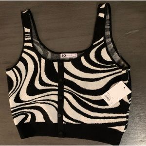 🆕Juniors' SO® Cropped Swirl Sweater Tank. Size L